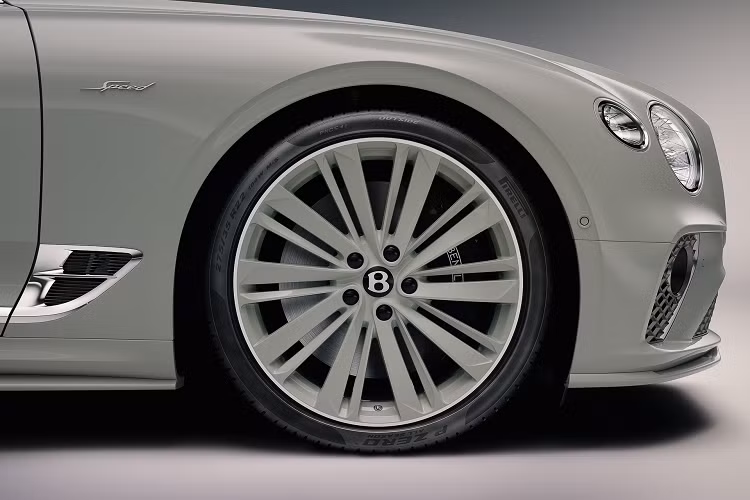 Danika Quinn, giám đốc thương hiệu của Bentley cho biết: “Beverly Hills luôn là hình ảnh thu nhỏ của sự hào nhoáng, đặc biệt là trong Thời kỳ Hoàng kim của Hollywood. “Bộ sưu tập này là một lời tri ân gửi tới biểu tượng Old Hollywood đã qua, gói gọn lại tinh thần của thời đó: lốp màu trắng đậm, bảng màu nhẹ nhàng và thiết kế độc đáo thể hiện “đẳng cấp” của những chiếc xe cổ.