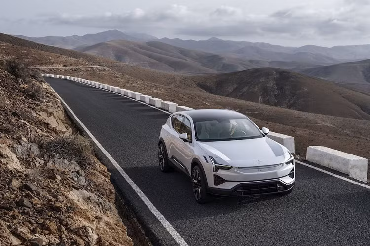 Cụ thể, xe sở hữu cụm pin 111 kWh, đem lại khả năng vận hành khoảng 483 km sau mỗi lần sạc đầy theo tiêu chuẩn EPA. Khi sử dụng sạc nhanh DC, mẫu SUV này chỉ cần 30 phút để đạt 80% dung lượng pin. Ngoài ra, xe còn được trang bị tính năng sạc 2 chiều.