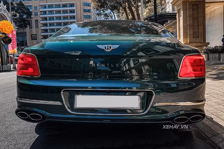 Về truyền động, Bentley Flying Spur First Edition vẫn sử dụng động cơ tăng áp kép W12 6.0L cho công suất 635 mã lực và mô-men xoắn cực đại 990Nm.