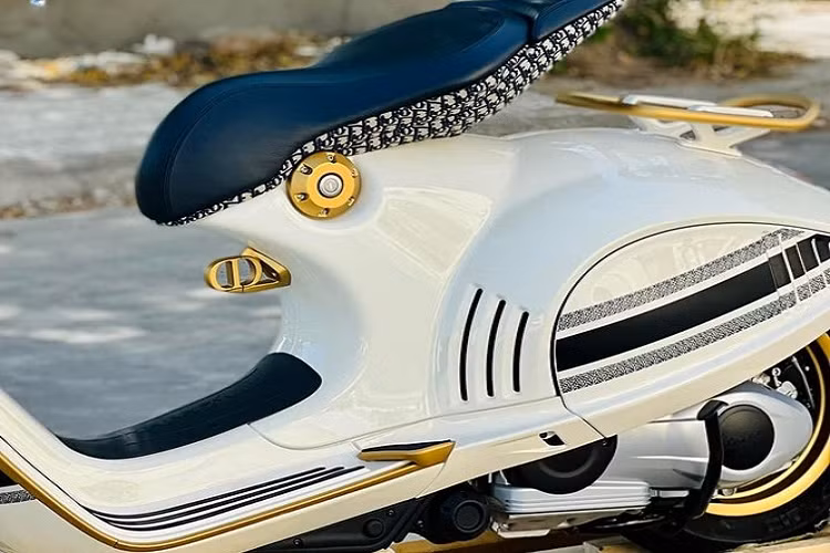 Hiện tại, những chiếc xe tay ga Vespa 946 Christian Dior đang bị đẩy giá trên 1,72 tỷ đồng, mức giá này có thể sẽ còn tăng lên con số khủng khiếp 2 tỷ đồng, tức bằng giá xe Mercedes-Benz phiên bản C300 AMG, E180, BMW 320i Sport Line, BMW 420i Gran Coupe hay BMW X2 sDrive18i và Audi có thể mua được Q2 và A4.