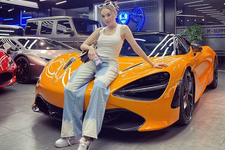  McLaren 720S Spider Trong bộ sưu tập xe khủng của Trang Nemo - hot mom đang hầu tòa vì tội gây rối trật tự công cộng, nổi bật và đắt tiền nhất chính là chiếc siêu xe mui trần McLaren 720S Spider. Trang Nemo mua chiếc McLaren 720S Spider vào tháng 10/2021 nhưng sau vài tháng trải nghiệm đã bán lại.