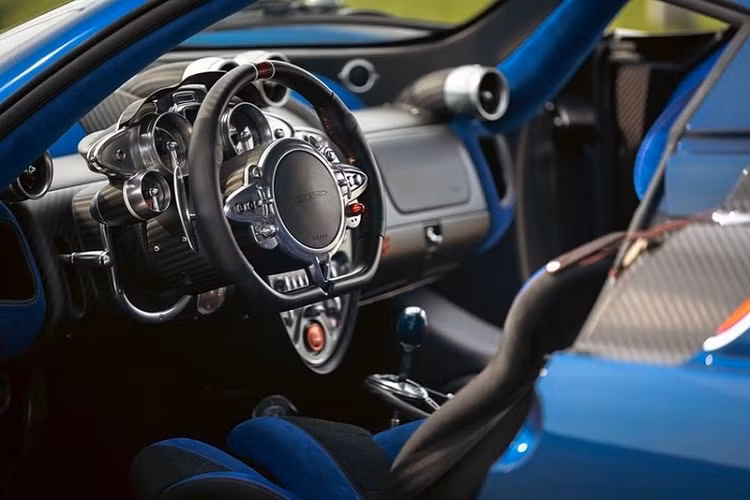 Cung cấp sức mạnh cho Pagani Huayra NC là khối động cơ tăng áp kép V12 6.0L (có nguồn gốc từ Mercedes-AMG) nhưng đã qua tinh chỉnh, sản sinh công suất lên tới 830 mã lực, đi kèm vẫn là hộp số 7 cấp.