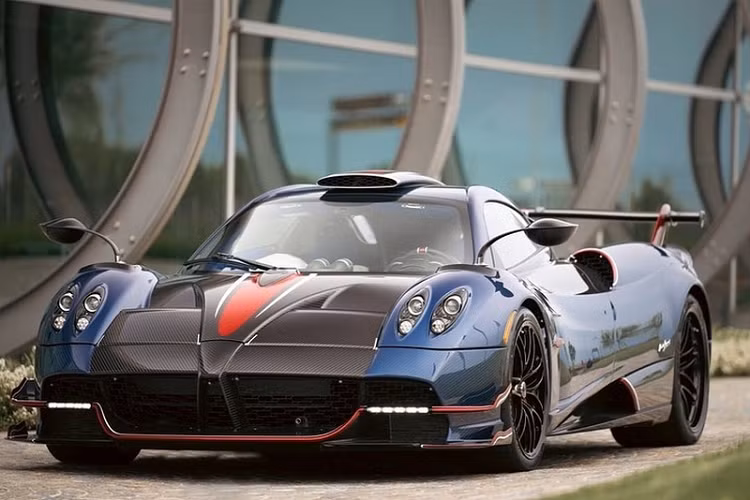 Về ngoại thất, chiếc Pagani Huayra NC đặc biệt này được hoàn thiện trong màu xanh dương đậm, đi kèm một sọc đỏ kéo từ đầu xe tới boong sau cùng nhiều chi tiết màu đỏ khác như trên bộ chia gió trước, cửa hút gió, bộ khuếch tán sau và cánh gió đuôi.
