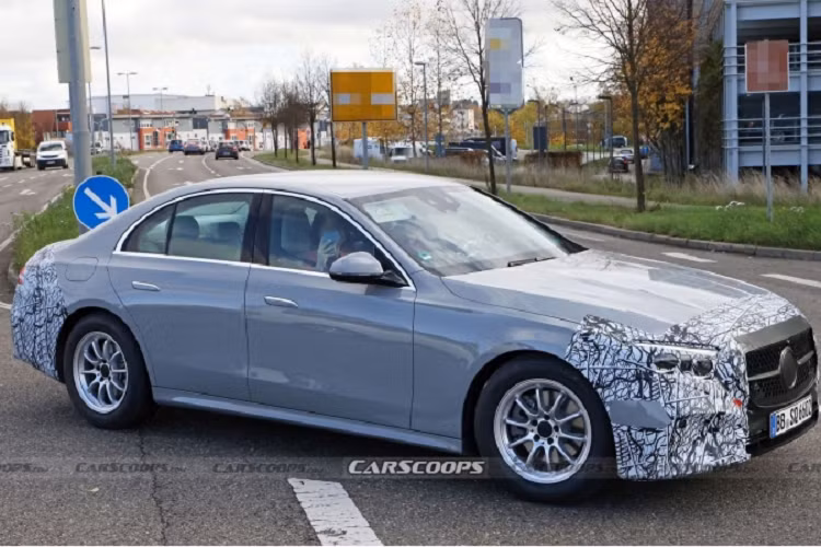 Đúng với những dự đoán trước đây, phần đầu xe Mercedes-Benz E-Class 2024 mới khá giống với mẫu S-Class thế hệ mới. Theo những bức ảnh chụp lén từ Autohome và Xincheping, lưới tản nhiệt E-Class thế hệ mới có viền mạ chrome to bản gợi nhớ về những mẫu sedan to lớn, trong khi tạo hình theo kiểu lục giác.