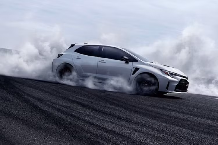 Hệ thống phanh của xe bao gồm cùm phanh 4 piston trên bánh trước và 2 piston đằng sau. Hiện chưa rõ giá xe Toyota GR Corolla 2023 tại thị trường Thái Lan. Rất có thể sau Thái Lan, mẫu xe hiệu suất cao này có được phân phối tại Việt Nam hay không.