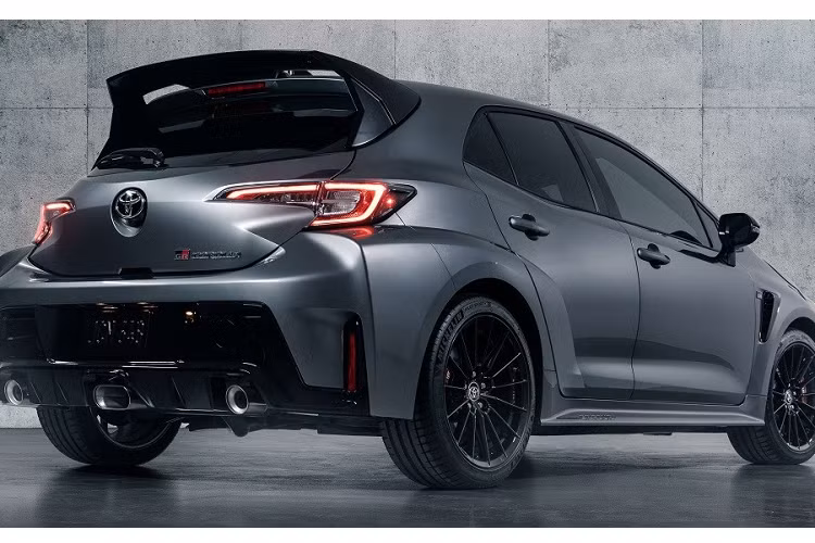Không chỉ mạnh mẽ hơn, Toyota GR Corolla 2023 còn sở hữu ngoại hình khác biệt so với bản thường. Được phát triển dựa trên Toyota Corolla Hatchback, mẫu xe hiệu suất cao này mang trên mình lưới tản nhiệt dưới hình chữ nhật cỡ lớn, tích hợp đèn sương mù và khe gió nằm dọc ở hai góc cản trước.
