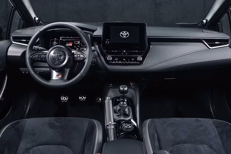 Tương tự người anh em GR Yaris, Toyota GR Corolla 2023 cũng dùng động cơ xăng 3 xi-lanh, tăng áp, dung tích 1.6L, tạo ra công suất tối đa 304 mã lực và mô-men xoắn cực đại 370 Nm. Đây là động cơ 3 xi-lanh sản xuất thương mại mạnh nhất thế giới.