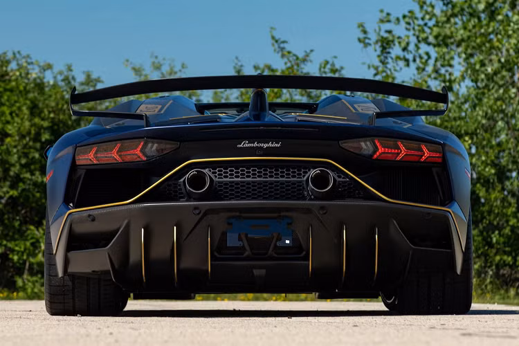 Nhờ vào hệ thống khí động học Aerodinamica Lamborghini Attiva thế hệ mới (ALA 2.0 .Cơ cấu này xuất hiện tại nhiều vị trí ngoại thất của xe, điển hình là cánh gió khí động học kích thước lớn làm từ sợi carbon.