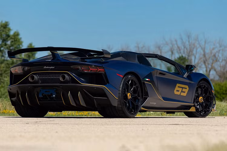 Đối thủ chính của Lamborghini Aventador SVJ 63 Roadster bao gồm Ferrari 812 Competizione, McLaren 765LT... Hiện nay, vòng đời của Aventador đã bước sang năm thứ 10 với 5 phiên bản, bao gồm LP 700-4, SV, S, SVJ và cuối cùng là Ultimae.