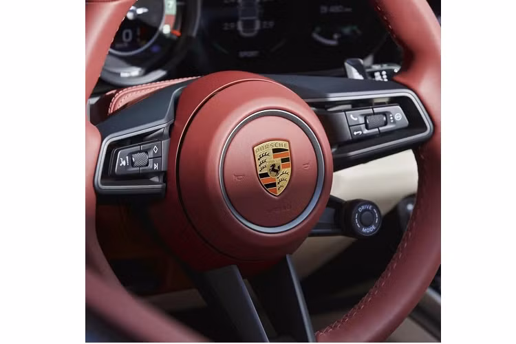 Với mức giá rao bán lại trên 16 tỷ đồng, chiếc xe thể thao mui trần Porsche 911 Targa 4S Heritage Design này sẽ xứng đáng với các nhà sưu tầm nhiều hơn thay vì các dân chơi xe thuần thúy.
