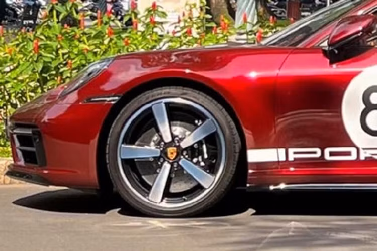 Logo Porsche lấy cảm hứng thiết kế từ năm 1963 đặt trên nắp ca-pô, vô-lăng, chính giữa các mâm xe và chìa khóa xe hay các chi tiết ấn tượng khác trên phiên bản này như gá kẹp phanh màu đen đặc trưng, bộ mâm xe độc quyền Carrera Exclusive Design có kích thước 20 inch ở bánh trước và 21 inch ở bánh sau hay nội thất có một số chi tiết mạ vàng.