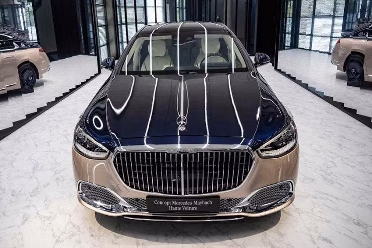 Một số người có thể cho rằng Mercedes không có một sản phẩm làm đối thủ trực tiếp với những mẫu xe siêu sang như Rolls-Royce Phantom và Bentley Flying Spur Mulliner. Tuy nhiên, bộ phận Maybach của công ty vẫn đang tiếp tục nỗ lực để trở thành một thương hiệu siêu sang thực thụ bằng những chiếc Mercedes-Maybach Haute Voiture mới.