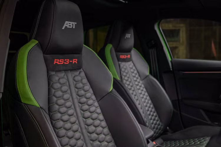 Ngoài ra, thương hiệu cũng trang bị cho xe các phần logo của hãng độ ABT Tuning biểu thị phiên bản độ khác biệt.