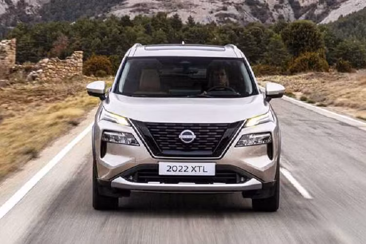 Về thiết kế ngoại thất, Nissan X-Trail 2023 mới được phát triển với ngôn ngữ thiết kế mới, nhưng lưới tản nhiệt V-Motion đặc trưng vẫn được hãng xe Nhật Bản giữ nguyên. Hệ thống chiếu sáng của Nissan X-Trail 2023 sử dụng công nghệ LED hoàn toàn.