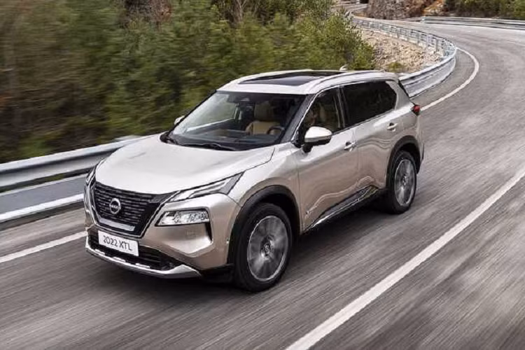 Tùy phiên bản, Nissan X-Trail đời mới sẽ có thiết kế bộ mâm khác nhau với kích thước 19 inch, gương chiếu hậu sơn đen thể thao. Đuôi xe của mẫu CUV này cơ bắp, đèn hậu thanh mảnh với đồ họa LED đầy ấn tượng.
