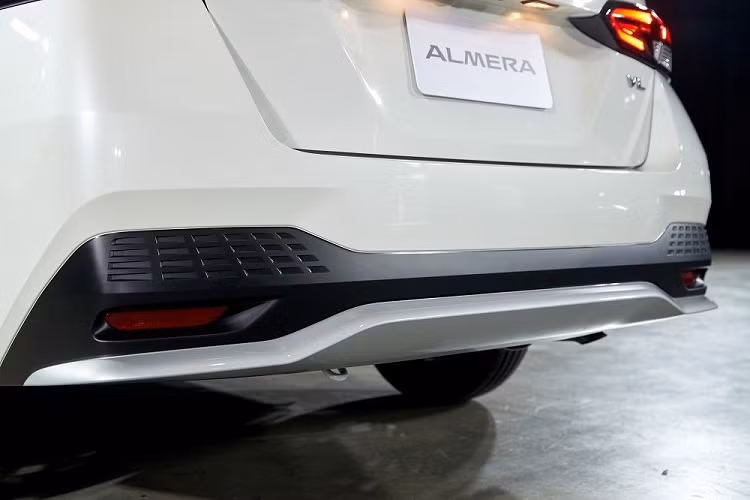 Theo công bố, Nissan Almera 2022 tại Thái Lan sẽ được trang bị đèn pha tự động trên hai bản VL và VL Sportech, gương chiếu hậu bên trong xe cũng là loại tràn viền giúp tăng tầm nhìn cho người lái.