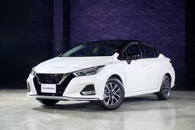 Nissan vừa chính thức ra mắt phiên bản mới cho mẫu Almera tại thị trường Thái Lan với ngoại hình thể thao và cao cấp hơn nhờ vào một số cải tiến ở ngoại thất cũng như bên trong quang lái của xe. Nissan Almera 2022 giá rẻ sẽ được bán ra thị trường với tổng cộng 5 phiên bản gồm E, EL, V, VL, và VL Sportech.