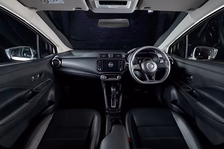 Hệ thống thông tin giải trí của xe sử dụng công nghệ NissanConnect, cho phép người lái kết nối với điện thoại thông minh nhằm sử dụng tiện ích Apple CarPlay và Android Auto (Chỉ một số dòng điện thoại nhất định). Thông tin về hệ thống này sẽ được hiển thị trên màn hình cẩm ứng 8 inch (cho các bản V, VL và VL Sportech). Các tiện ích khác có thể kể đến Bluetooth, USB, AUX với hệ thống dẫn đường Google Map và hệ thống khẩu lệnh.