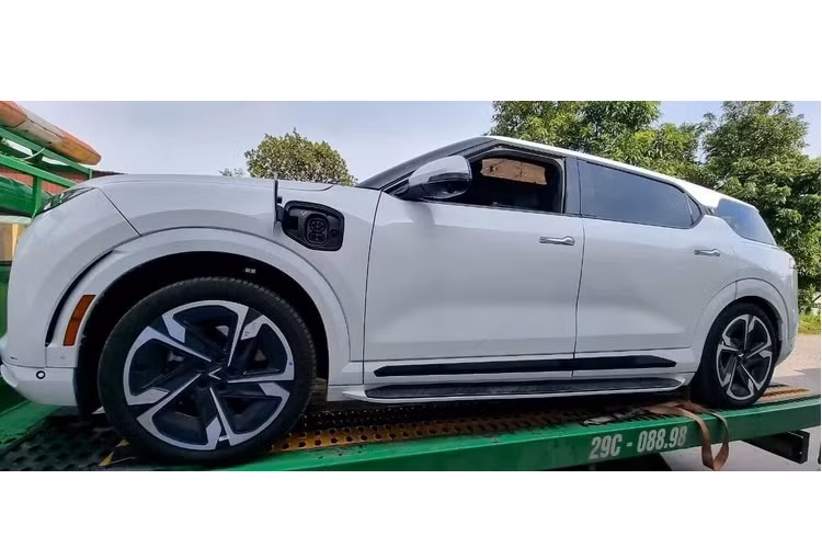Thông tin đăng kiểm cho thấy mẫu xe SUV điện VinFast VF9 có 3 phiên bản gồm Eco 7 chỗ, Plus 7 chỗ và Plus 6 chỗ ngồi. Trong đó, biến thể 6 chỗ ngồi hứa hẹn sẽ sở hữu hàng ghế giữa với 2 chỗ ngồi, cho khoang cabin sang trọng hơn. Kích thước của các phiên bản cũng có sự khác biệt nhẹ. Chiều dài trục cơ sở chung là 3.149 mm.