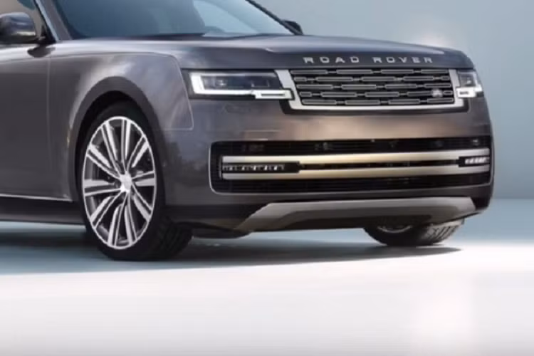 Tấm bảo vệ gầm phía trước và sau của mẫu SUV hạng sang đều được giữ lại. Đuôi xe cũng có đầy đủ các đặc trưng thiết kế của một chiếc xe sedan Range Rover mới, bao gồm đèn hậu, cản sau và bộ khuếch tán.