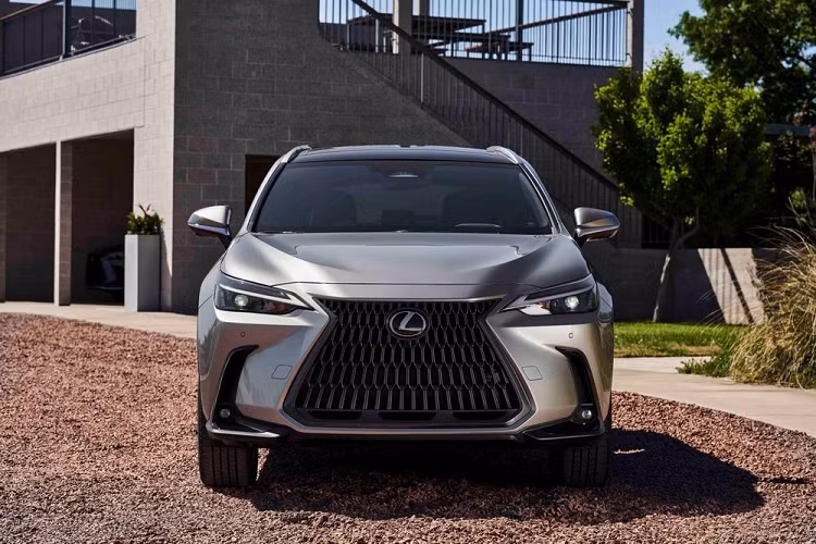 Lexus NX thế hệ mới đã chính thức ra mắt toàn cầu vào cuối năm ngoái. Trong tháng 4 này, Lexus NX 2022 mới dự kiến sẽ được giới thiệu tại thị trường Việt Nam. Hiện đại lý chính hãng đã bắt đầu nhận đặt cọc dành cho Lexus NX thế hệ mới. Tại Việt Nam, mẫu SUV hạng sang này có 2 phiên bản là NX 350h và NX F SPORT.