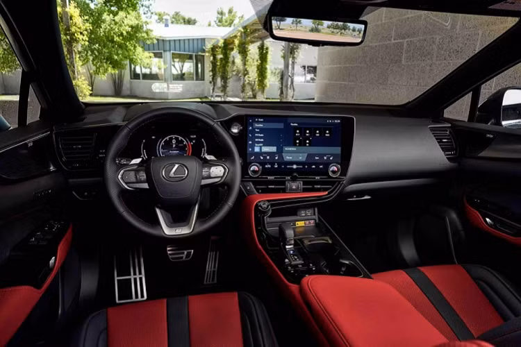 Ở phiên bản F SPORT, Lexus NX 2022 sẽ có một số đặc điểm nhận dạng riêng như lưới tản nhiệt, cản trước/sau thể thao hơn và bộ vành hợp kim 20 inch màu đen bóng. Trong khi đó, nội thất của phiên bản F SPORT có thêm ghế bọc da phối 2 màu, bộ bàn đạp bằng nhôm, chất liệu nội thất NuLuxe độc quyền, vô lăng thể thao, ốp bậc cửa đặc biệt và những chi tiết trang trí bằng nhôm xước.