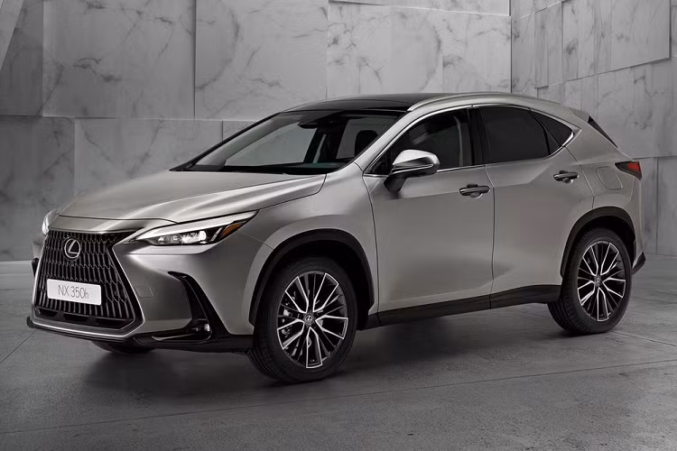 Nằm bên dưới nắp ca-pô của Lexus NX 350h 2022 là hệ truyền động hybrid bao gồm máy xăng 4 xi-lanh, dung tích 2.5L và mô-tơ điện. Hệ truyền động này có công suất tổng cộng 239 mã lực và đồng hành với hệ dẫn động FWD hoặc AWD. Thời gian tăng tốc từ 0-96 km/h của Lexus NX 350h 2022 là 7,2 giây.