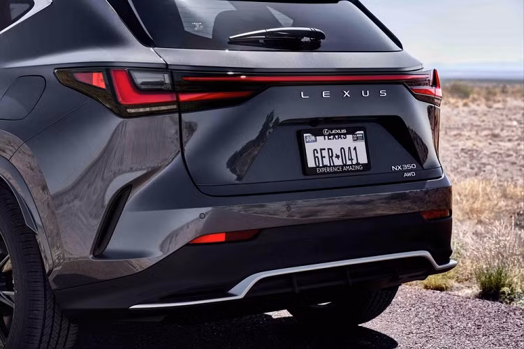 Không chỉ tăng kích thước, Lexus NX 2022 còn thay đổi đáng kể trong thiết kế ngoại thất. Cụ thể, xe được trang bị lưới tản nhiệt hình con suốt đặc trưng với mắt lưới hình chữ "U", cụm đèn pha mới tích hợp dải đèn LED định vị ban ngày, khe gió nằm dọc ở hai góc đầu xe, tích hợp đèn sương mù khá nhỏ.