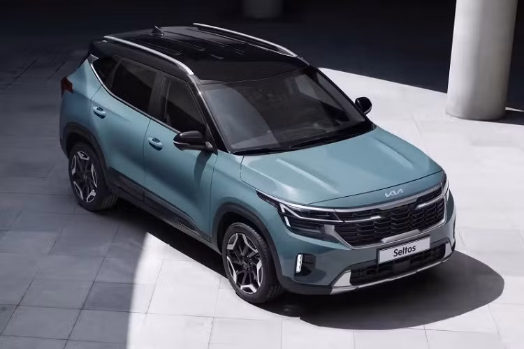 Mẫu SUV hạng B này có thêm những trang bị an toàn tiêu chuẩn như hệ thống cảnh báo điểm mù, cảnh báo phương tiện cắt ngang khi lùi, nhận biết biển báo giao thông và cảm biến đỗ xe phía trước. Tuy nhiên, Kia Seltos 2023 ở thị trường Úc không có camera 360 độ và tính năng đỗ xe từ xa như xe tại Hàn Quốc.