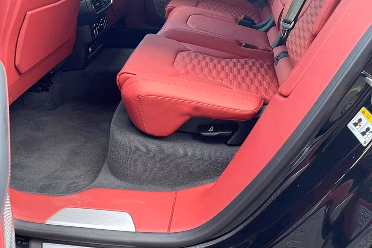 Được biết, hãng siêu xe Lamborghini cung cấp cho khách hàng 4 kiểu da bọc nội thất khác nhau bao gồm da Unicolor, da Sportivo, da Elegante, da Alcantara và Alcantara Sportivo. Những loại da này còn đi kèm lựa chọn các màu sắc khác nhau của ghế ngồi.