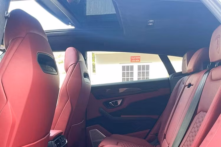 Mở cửa bước vào trong khoang lái, nội thất siêu SUV Lamborghini Urus mới được mang về dải đất hình chữ S có màu đỏ sẫm cùng hàng loạt chi tiết ốp carbon. Xe thuộc bản cấu hình 5 chỗ ngồi nên hàng ghế sau không có nhiều trang bị như bản 4 chỗ.