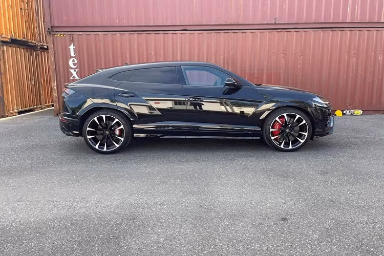 Dòng xe siêu SUV Lamborghini Urus đã nhận được sự quan tâm rất lớn của giới đại gia Việt trong 3 năm trở lại đây nhưng thực sự bùng nổ nhất là khi đại lý chính hãng đưa ra mức giá xe Lamborghini Urus chỉ từ 13,1 tỷ đồng đã khiến không ít đại gia trong nước sốc mà còn có các công ty nhập khẩu tư nhân cũng mệt mỏi vì mức giá siêu rẻ này.