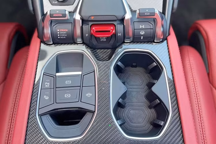 Nếu như các dòng siêu xe khác của Lamborghini chỉ có 3 tùy chọn lái như Strada, Sport và Corsa, thì Urus còn tích hợp thêm 3 chế độ lái siêu việt khác như Sabbia, Terra và Neve. Mức giá xe Lamborghini Urus nhập khẩu tư nhân dự đoán khoảng hơn 20 tỷ đồng.