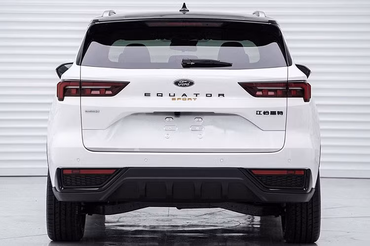 Cụ thể, một loạt các chi tiết ở ngoại thất của chiếc SUV cỡ C đã được sơn đen, mang đến cái nhìn khoẻ khoắn, thể thao hơn. Các chi tiết này gồm lưới tản nhiệt, tấm ốp gầm dưới cản trước, vành la-zăng, nẹp trên cửa, nóc xe, viền bao quanh 2 khe gió ở cản sau và tem chữ nổi "Equator" trên cửa cốp.