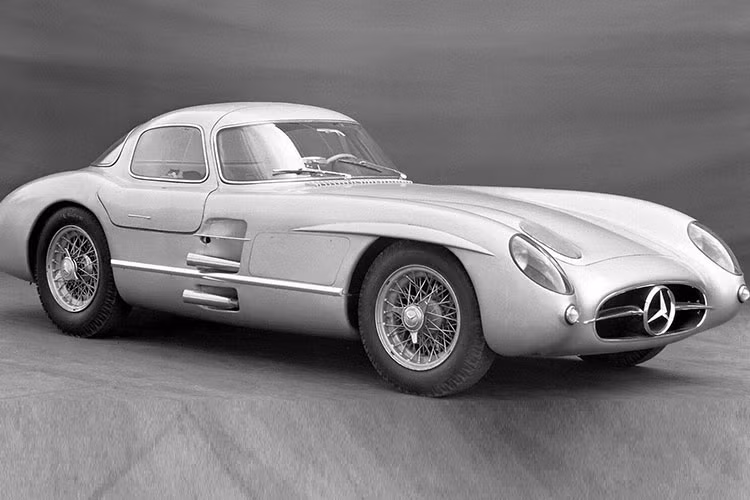 Với giá xe Mercedes-Benz 300 SLR cực hiếm đời 1956 tới 142 triệu USD, người mua đó trong tin đồn có thể mua gần 1.300 chiếc Mercedes-Benz S-Class hiện đại, hoặc cả chục chiếc Lamborghini Aventador Ultimae.