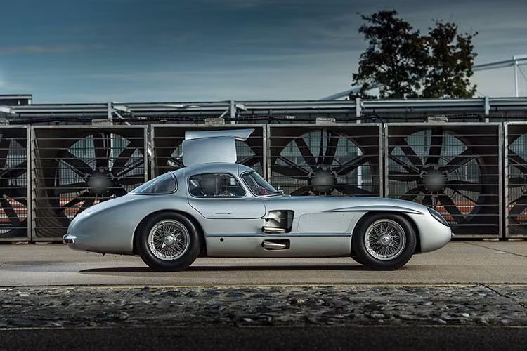 Chiếc xe còn có tên gọi Silver Arrow và nó cực độc và hiếm, Mức giá xe Mercedes-Benz 300 SLR 1956 khoảng 142 triệu USD (tương đương khoảng hơn 3278 tỷ đồng). Nếu chuyện này hoàn toàn là thật, nó sẽ phá vỡ kỷ lục của chiếc Ferrari 250 GTO được bán với giá 70 triệu USD tại sự kiện đấu giá Monterey vào năm 2018.