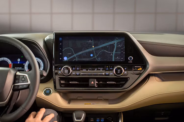 Dù dùng màn hình nào thì mọi phiên bản đều có hệ thống giải trí Toyota Audio Multimedia tích hợp định vị dữ liệu đám mây, khả năng cập nhật phần mềm qua Internet, trợ lý ảo cá nhân kích hoạt bằng khẩu lệnh Hey Toyota, Apple CarPlay/Android Auto không dây lẫn các ứng dụng Apple Music/Amazon Music.