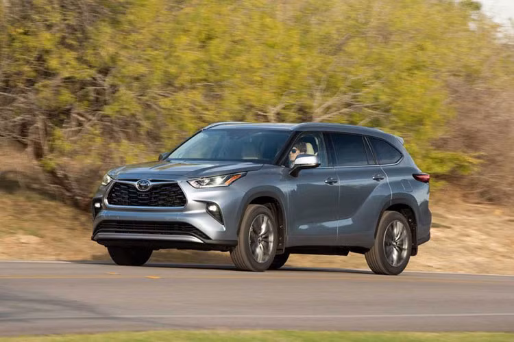 Toyota Highlander tại Việt Nam sẽ được nhập khẩu nguyên chiếc từ Mỹ, giá của bản 2020 nhập tư đã trên 4 tỷ đồng nên nếu Highlander 2023 được nhập về Việt Nam thì giá chắc chắn sẽ đắt hơn nữa.