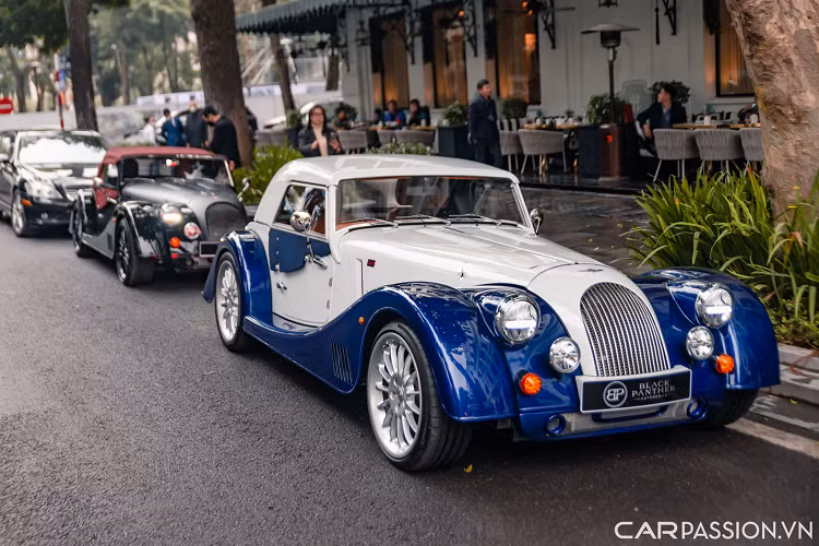 Morgan Plus Four có kiểu dáng cổ điển và gần như không có sự thay đổi kể từ khi ra mắt lần đầu tiên vào năm 1950. Động cơ đặt trước, đầu xe dài, khoang cabin đặt lùi về phía sau với 2 chỗ ngồi, kính chắn gió dạng pop-up, đuôi xe ngắn và hốc bánh lộ ra ngoài.