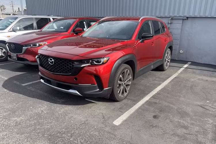  Mazda CX-50 2022 mới lần đầu tiên trình làng tại thị trường Mỹ vào hồi tháng 11 năm ngoái như phiên bản off-road của CX-5. Đến đầu tháng 1 năm nay, mẫu SUV cỡ C này mới chính thức được xuất xưởng tại nhà máy ở Mỹ. Nhờ đó, chúng ta có thể ngắm hình ảnh "bằng xương, bằng thịt" Mazda CX-50 2022.