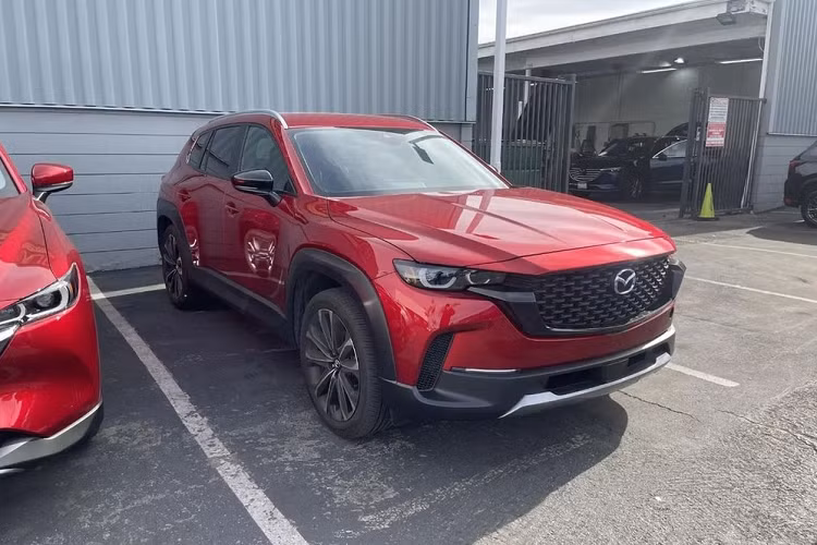 Khác với Mazda CX-5 2022, mẫu xe này không được trang bị đèn pha LED hình chữ nhật. Thay vào đó, đèn pha của Mazda CX-50 mới có thiết kế tròn trịa hơn và cũng được bao quanh bằng dải đèn LED định vị ban ngày.