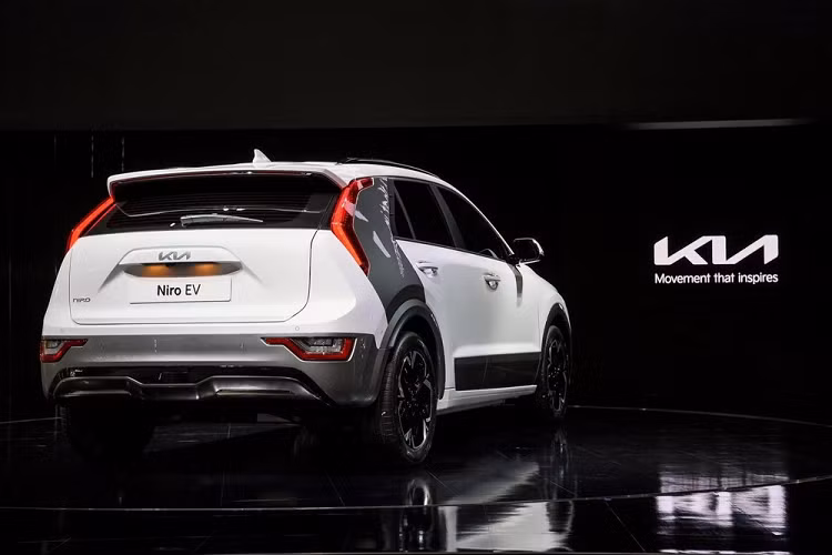 Sự thay đổi trong kích thước mang đến không gian nội thất rộng rãi hơn cho mẫu SUV thuần điện này. Theo hãng Kia, Niro EV mới có thể tích khoang hành lý là 495 lít nếu ghế sau không gập xuống. Ngoài ra, xe còn có khoang hành lý 20 lít bên dưới nắp ca-pô.