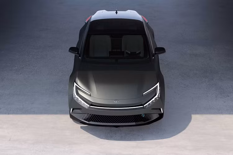 Về nội thất, các chi tiết của mẫu xe điện Toyota bZ Compact SUV Concept được thiết kế một cách tối giản. Xe được trang bị một tay lái hình bát giác rộng rất giống với những chiếc xe đua. Giống như trên bZ4X và Prius mới, xe được trang bị phần cụm công cụ nhô lên khỏi bảng điều khiển.
