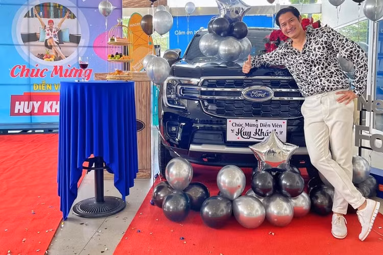 Được biết, vào tháng 8 vừa qua nam diễn viên Huy Khánh cũng đã tới tham dự buổi lễ ra mắt xe SUV 7 chỗ Ford Everest 2022 tại đại lý và đến nay đã nhận bàn giao chiếc Everest thế hệ mới mang màu đen bản Titanium với giá bán từ 1,25 tỷ đồng, chưa bao gồm chi phí "lạc" gần trăm triệu đồng tại đại lý.