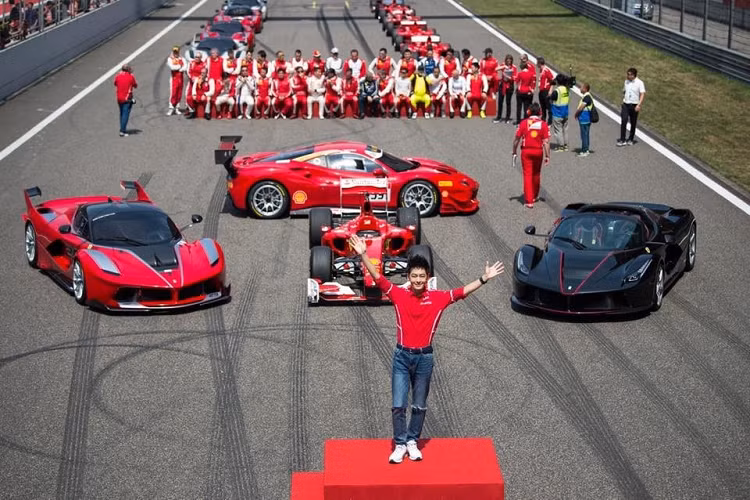 Một sự kiện đặc biệt của hãng xe Ferrari tổ chức với dàn xe đua ấn tượng và quan trọng là màn ra mắt Ferrari LaFerrari Aperta cùng Lâm Chí Dĩnh.