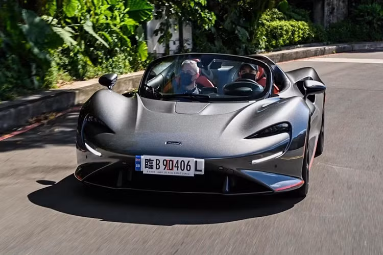 Đây chính là chiếc McLaren Elva cầm lái - đây là phiên bản có kính chắn gió đang được đại gia Minh Nhựa trông ngóng ngày về Việt Nam. 
