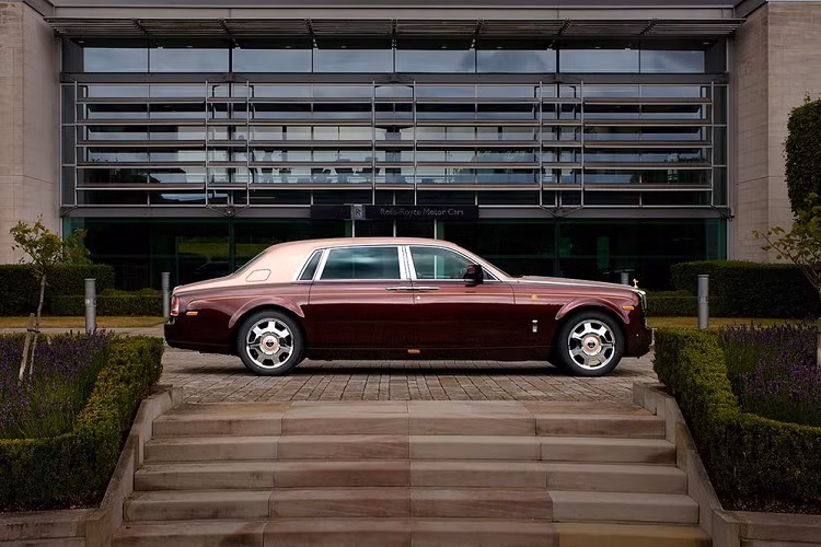 Tại thời điểm bàn giao xe cho Chủ tịch FLC, giá xe Rolls-Royce Phantom Sacred Fire được đồn đoán lên đến trên 51 tỷ đồng, một con số không tưởng cho xe ôtô tại thời điểm bấy giờ. Tuy nhiên, đây không phải là chiếc xe đắt nhất trong bộ sưu tập xe của ông Trịnh Văn Quyết. 