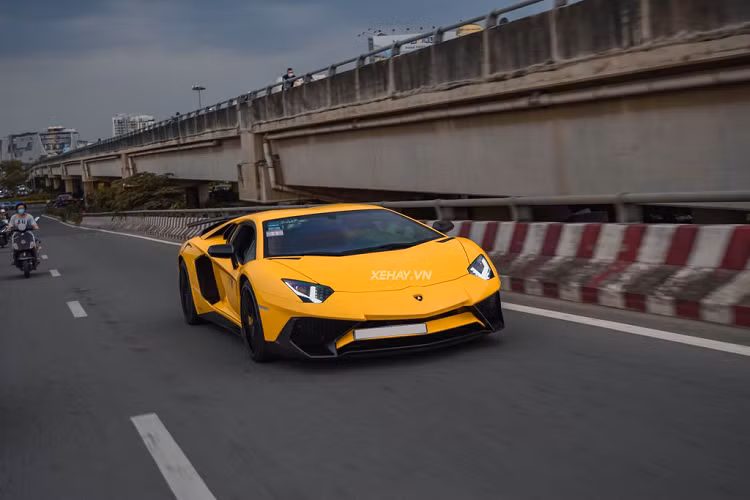 Tại Việt Nam, số lượng siêu xe Lamborghini Aventador SV hiện chỉ có 4, chia đều cho cả 2 bản Coupe và Roaster. Chiếc trong bài thuộc bản Coupe và là chiếc mới về Việt Nam cách đây không lâu. Thuộc dạng cực hiếm tại Việt Nam, do đó mỗi lần xuất hiện trên đường phố, Aventador SV Coupe đều thu hút sự chú ý đông đảo từ phía người đi đường.