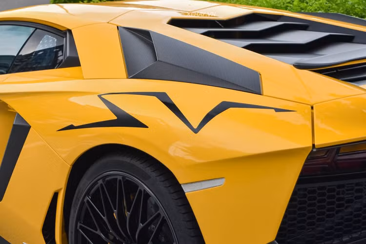 Cung cấp sức mạnh cho Lamborghini Aventador SV Coupe tại Việt Nam là khối động cơ nạp khí tự nhiên V12 6.5L sản sinh công suất 750 mã lực và mô-men xoắn cực đại 690 Nm, giúp siêu xe chạy nước rút từ 0 - 100 km/h chỉ trong 2,7 giây trước khi cán vận tốc tối đa 350 km/h.=