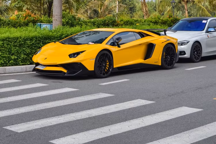 Nhờ ứng dụng vật liệu sợi carbon rộng rãi, Aventador SV Coupe có trọng lượng nhẹ hơn 50kg so với bản tiêu chuẩn. Bên cạnh đó, hệ thống giảm chấn thích ứng là trang bị tiêu chuẩn trên phiên bản SV. Các cảm biến sẽ điều chỉnh độ cứng giảm xóc tuỳ thuộc vào tốc độ, điều kiện đường sá… .